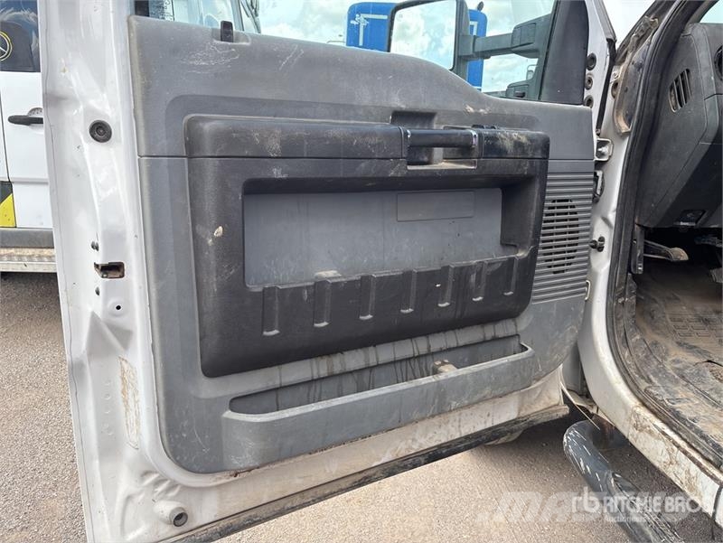Ford F-550 4x4 Crew Cab Flatbed Truck شاحنات مسطحة/مفصلية الجوانب