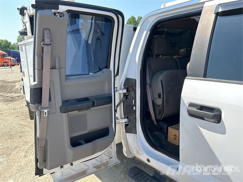 Ford F-550 4x4 Extended Cab Service Truck Komunálne / Multi-úžitkové vozidlá