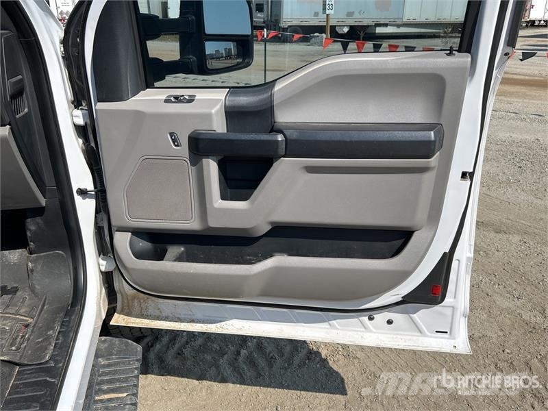 Ford F-550 4x4 Extended Cab Service Truck Komunálne / Multi-úžitkové vozidlá