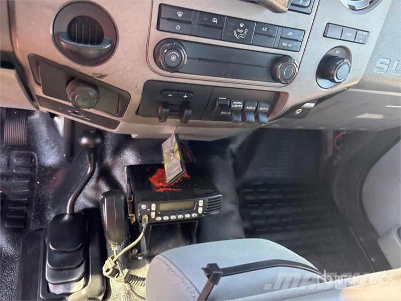 Ford F-550 4x4 Extended Cab Cab and Chassis (Inoperable 驾驶室与内部