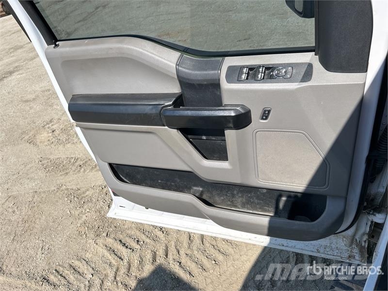 Ford F-550 4x4 Extended Cab Service Truck Komunálne / Multi-úžitkové vozidlá