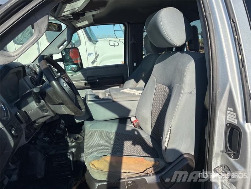 Ford F-550 4x4 Extended Cab Cab and Chassis (Inoperable 驾驶室与内部