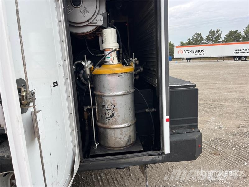 Ford F-550 4x4 Lube Truck Camiones cisternas