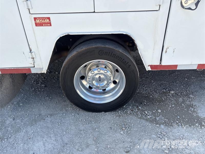 Ford F-550 Lariat 600 gal 4x4 Crew Cab Utility Truck Kis teherszállító/Platós kocsi