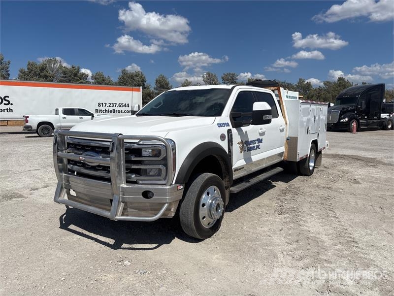 Ford F-550 Lariat 600 gal 4x4 Crew Cab Utility Truck Kis teherszállító/Platós kocsi