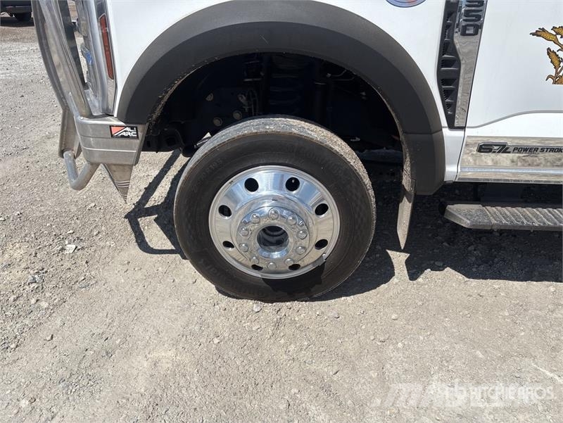Ford F-550 Lariat 600 gal 4x4 Crew Cab Utility Truck Kis teherszállító/Platós kocsi