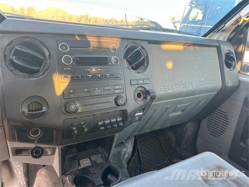 Ford F-550 Super Duty 4x2 Crew Cab Utility Truck Pickup/Pritschenwagen