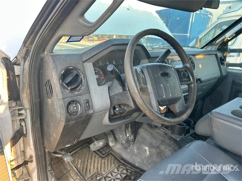 Ford F-550 Super Duty 4x2 Crew Cab Utility Truck Pickup/Pritschenwagen