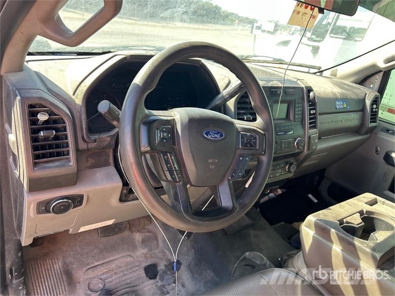Ford F-550 XL 4x2 Cab and Chassis (Inoperable) Kabine i unutrašnjost