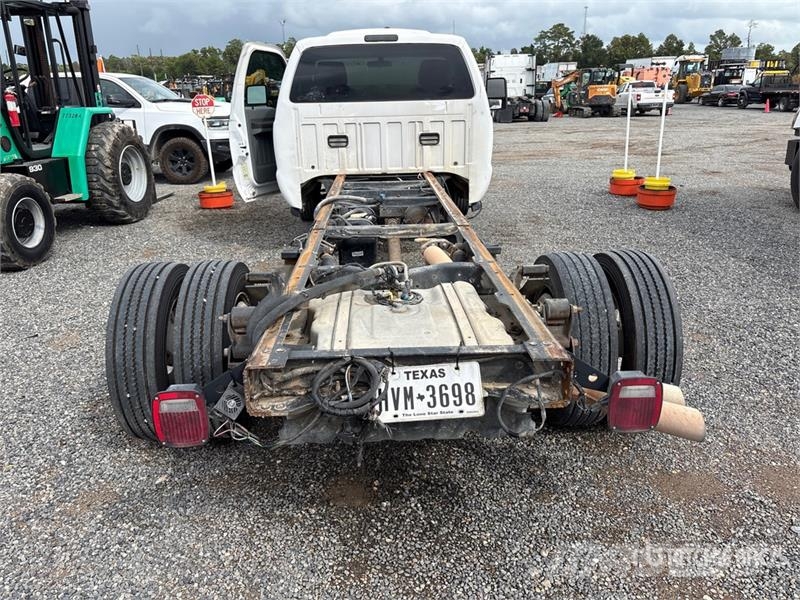Ford F-550 XL 4x2 Cab and Chassis Cabins and interior