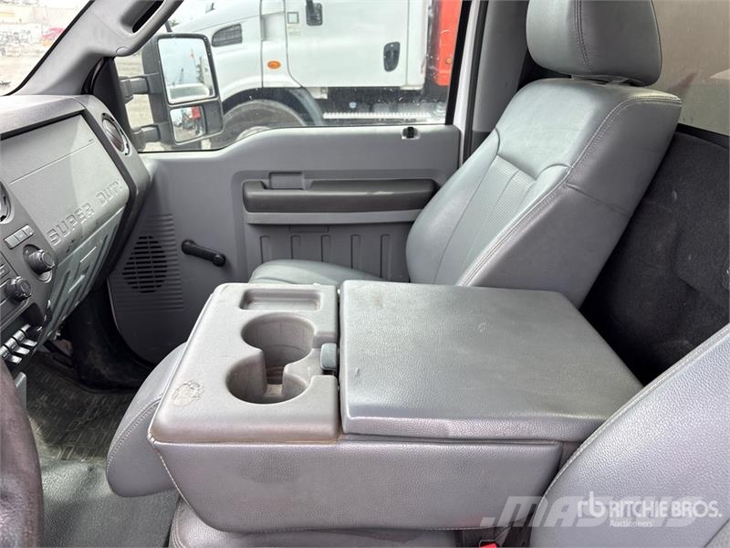 Ford F-550 XL 4x2 Cab and Chassis Cabins and interior