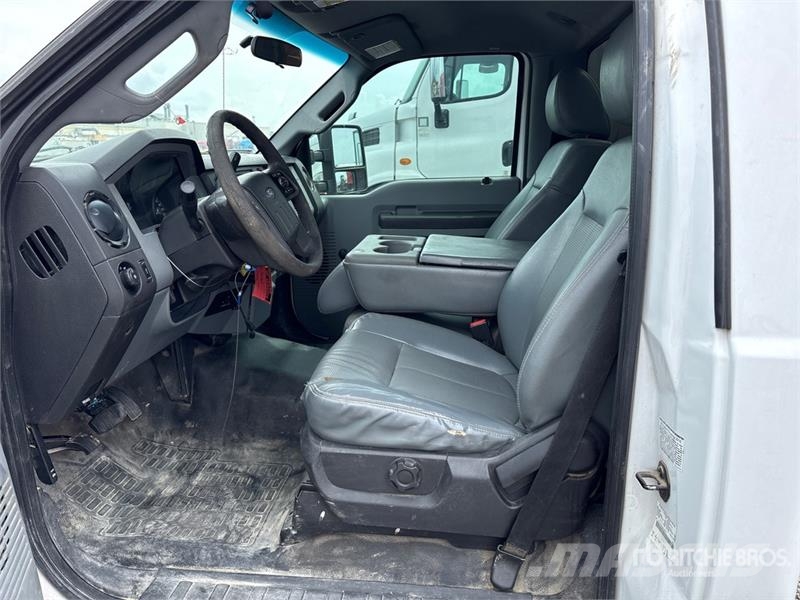 Ford F-550 XL 4x2 Cab and Chassis Cabins and interior