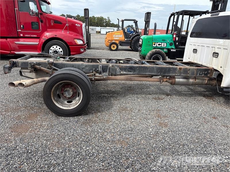 Ford F-550 XL 4x2 Cab and Chassis Cabins and interior