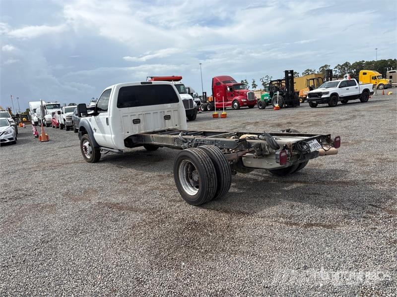 Ford F-550 XL 4x2 Cab and Chassis Cabins and interior