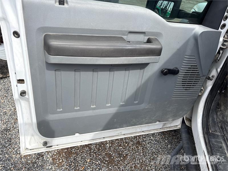 Ford F-550 XL 4x2 Cab and Chassis Cabins and interior