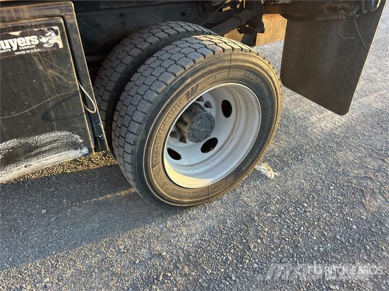 Ford F-550 XL 4x2 Crew Cab Chipper Truck Koka skaidu vedēji