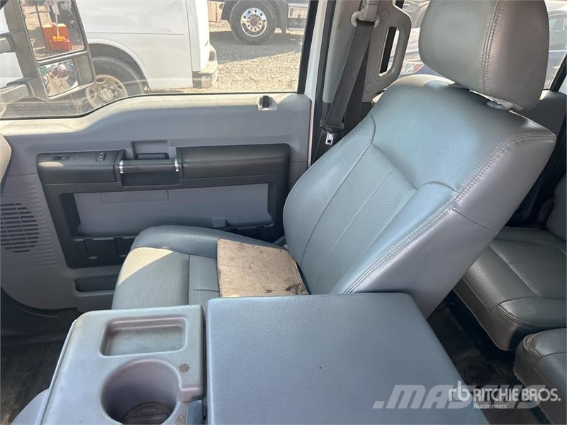 Ford F-550 XL 4x2 Crew Cab Flatbed Truck Tovornjaki s kesonom/platojem