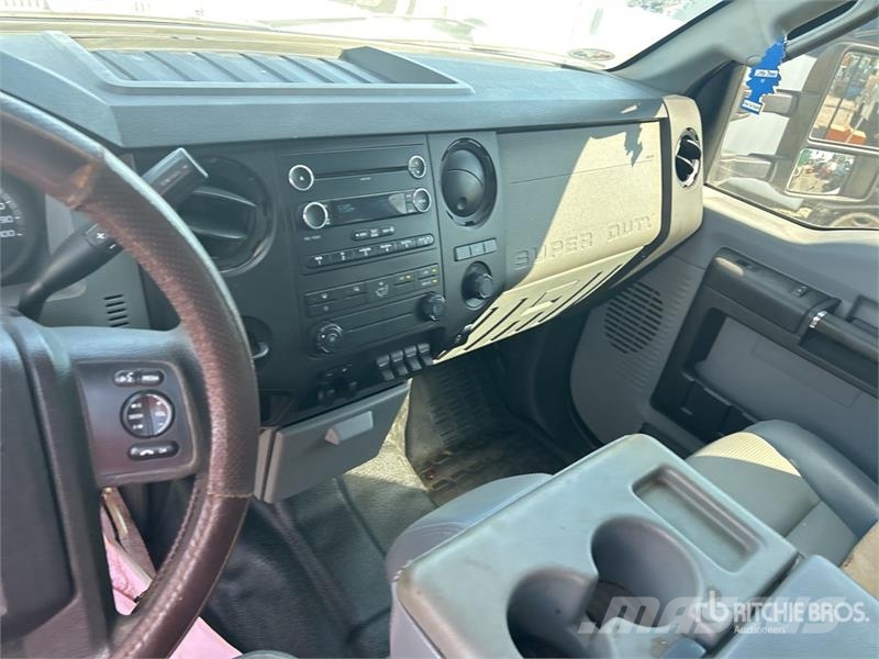 Ford F-550 XL 4x2 Crew Cab Flatbed Truck Tovornjaki s kesonom/platojem