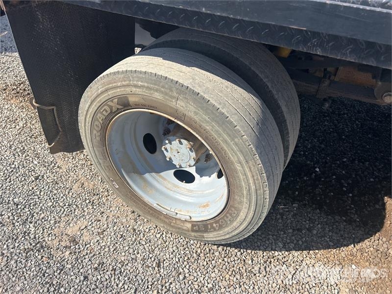 Ford F-550 XL 4x2 Crew Cab Flatbed Truck Tovornjaki s kesonom/platojem
