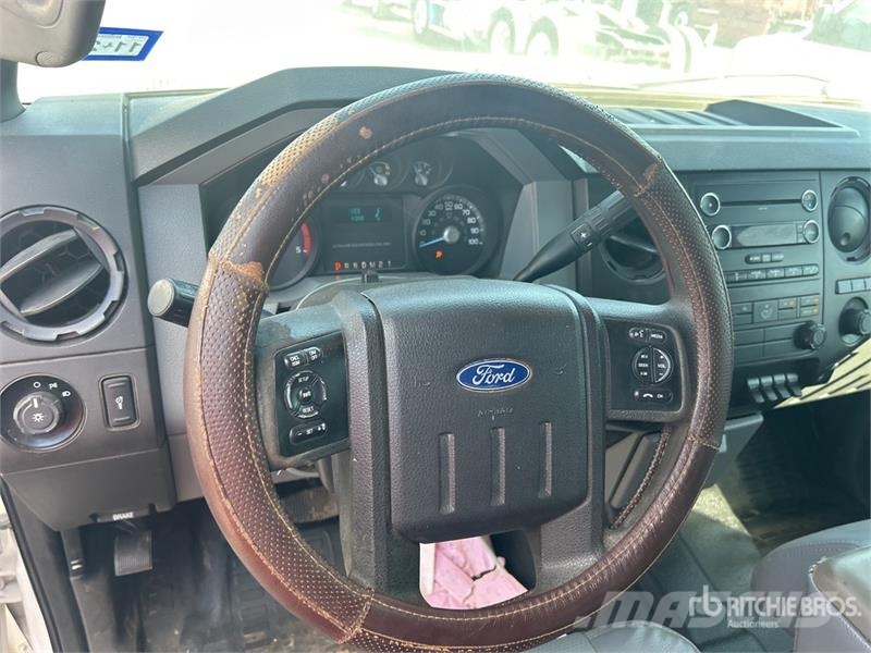 Ford F-550 XL 4x2 Crew Cab Flatbed Truck Tovornjaki s kesonom/platojem
