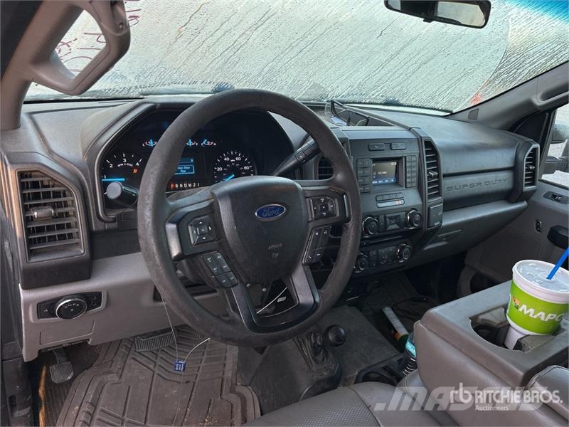 Ford F-550 XL 4x2 Crew Cab Chipper Truck Koka skaidu vedēji