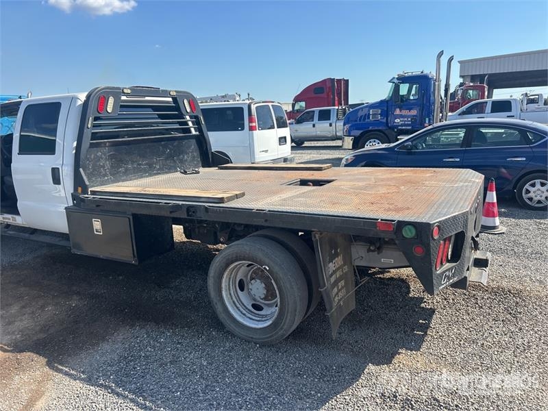 Ford F-550 XL 4x2 Crew Cab Flatbed Truck Tovornjaki s kesonom/platojem
