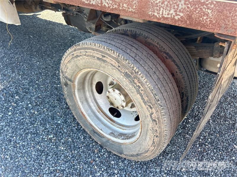 Ford F-550 XL 4x2 Extended Cab Flatbed Truck Flakbilar