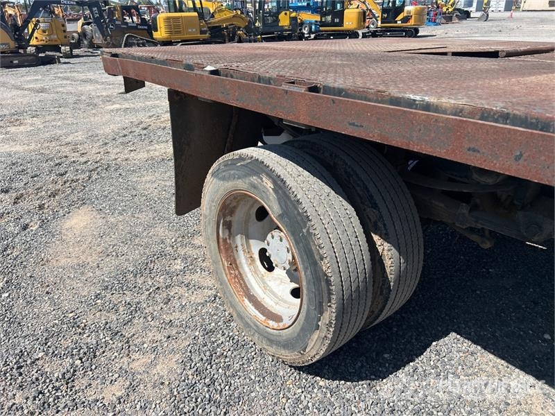 Ford F-550 XL 4x2 Extended Cab Flatbed Truck Flakbilar