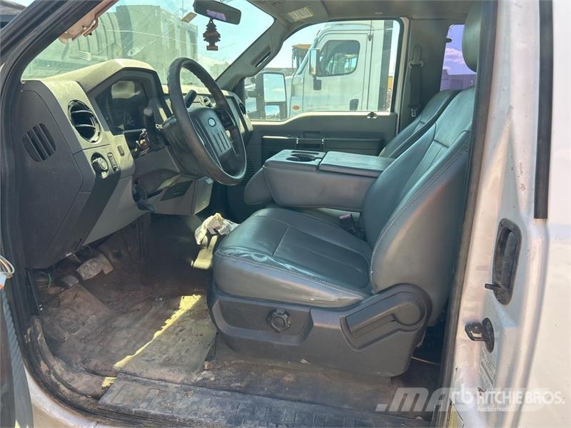 Ford F-550 XL 4x2 Extended Cab Flatbed Truck Flakbilar