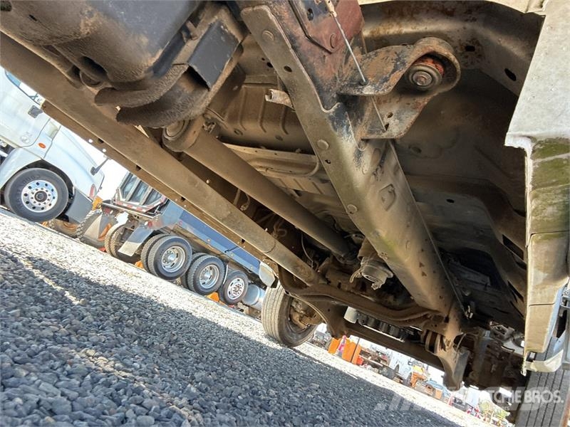 Ford F-550 XL 4x2 Extended Cab Flatbed Truck Flakbilar