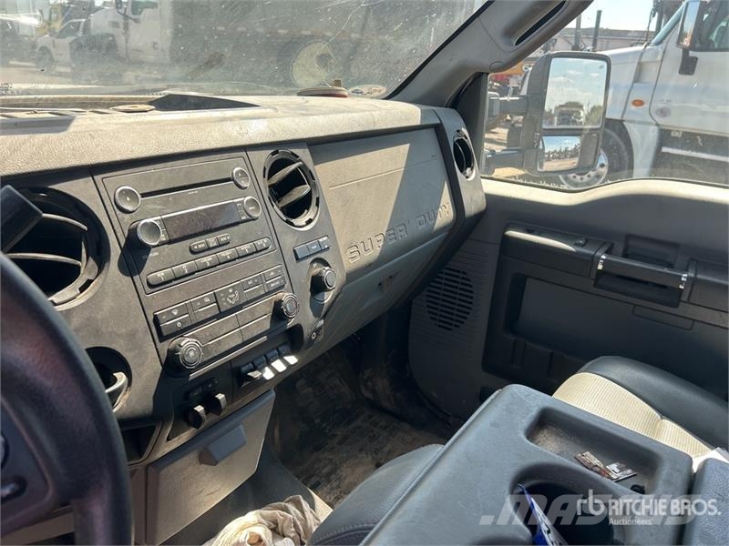 Ford F-550 XL 4x2 Extended Cab Flatbed Truck Flakbilar