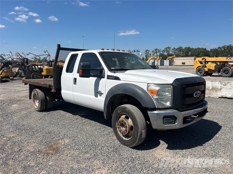 Ford F-550 XL 4x2 Extended Cab Flatbed Truck Flakbilar