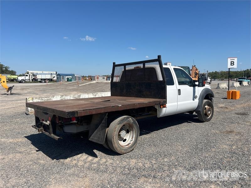 Ford F-550 XL 4x2 Extended Cab Flatbed Truck Flakbilar