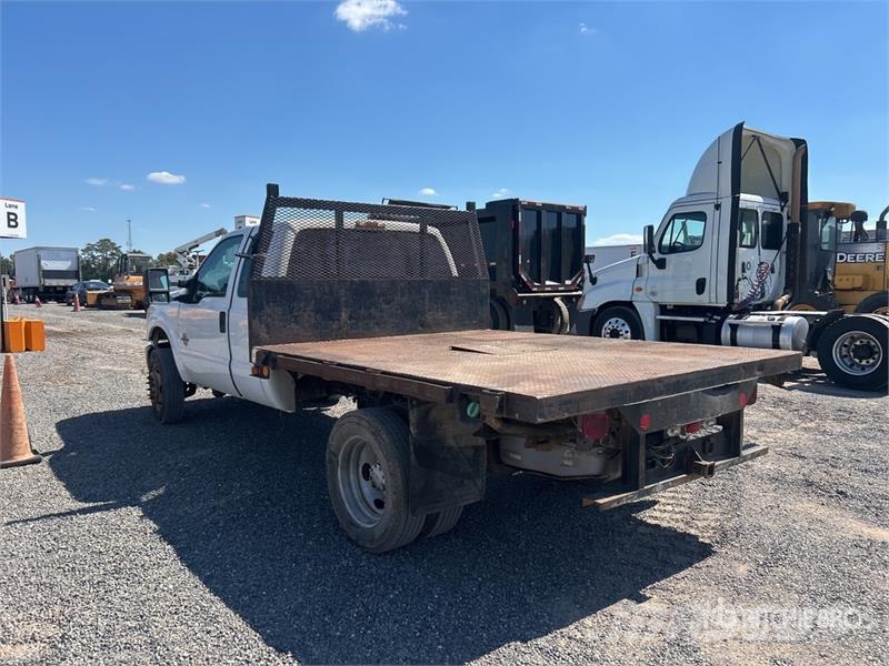 Ford F-550 XL 4x2 Extended Cab Flatbed Truck Flakbilar