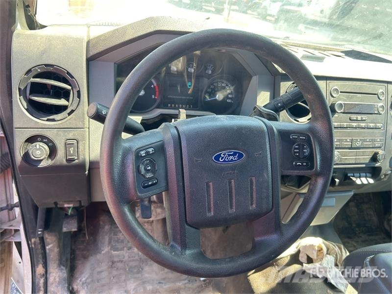 Ford F-550 XL 4x2 Extended Cab Flatbed Truck Flakbilar
