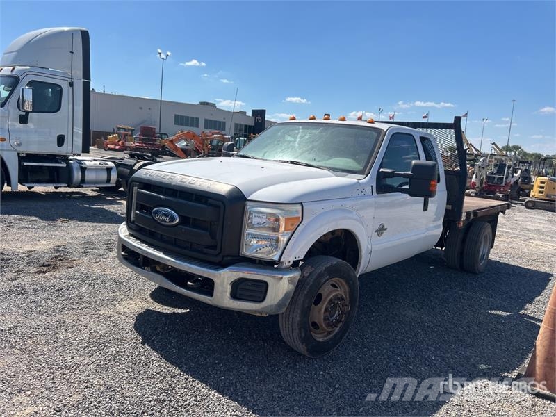 Ford F-550 XL 4x2 Extended Cab Flatbed Truck Flakbilar
