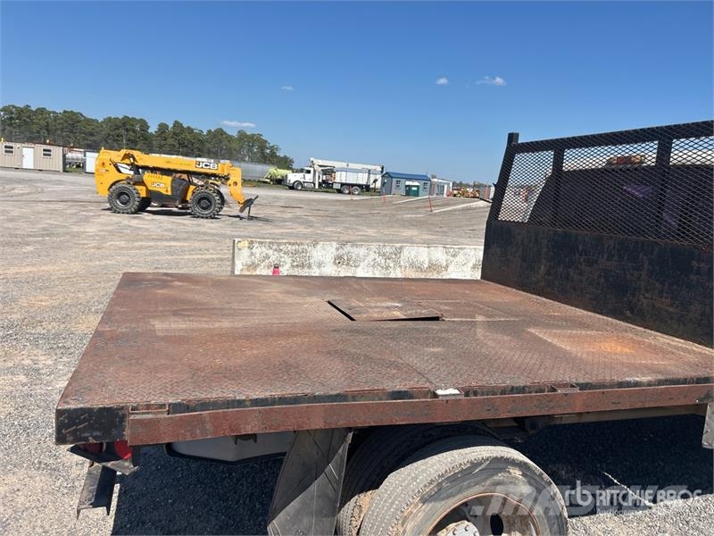 Ford F-550 XL 4x2 Extended Cab Flatbed Truck Flakbilar