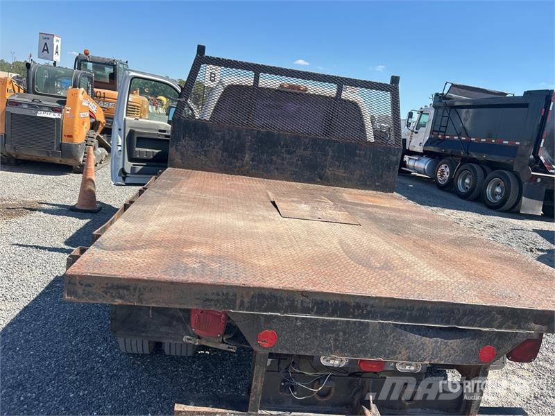 Ford F-550 XL 4x2 Extended Cab Flatbed Truck Flakbilar