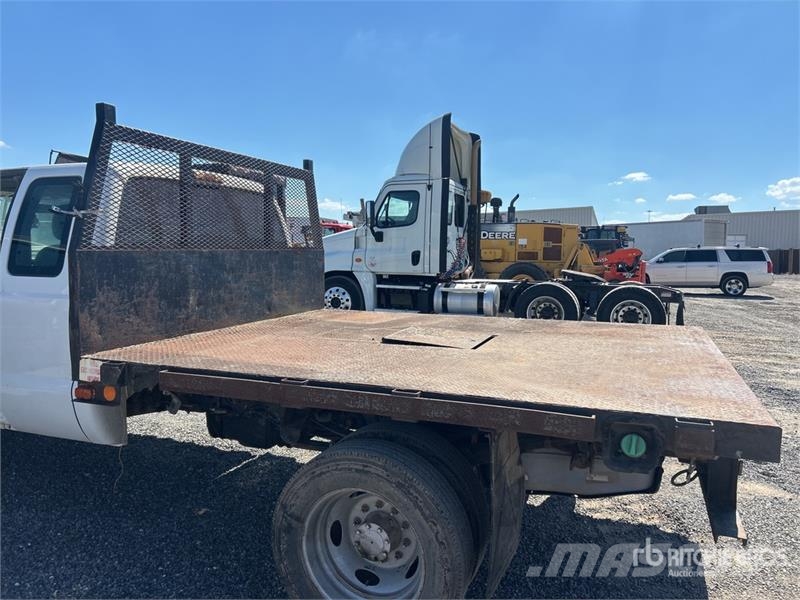 Ford F-550 XL 4x2 Extended Cab Flatbed Truck Flakbilar