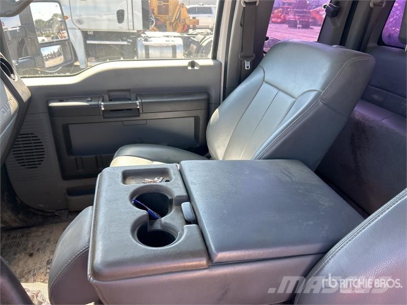 Ford F-550 XL 4x2 Extended Cab Flatbed Truck Flakbilar