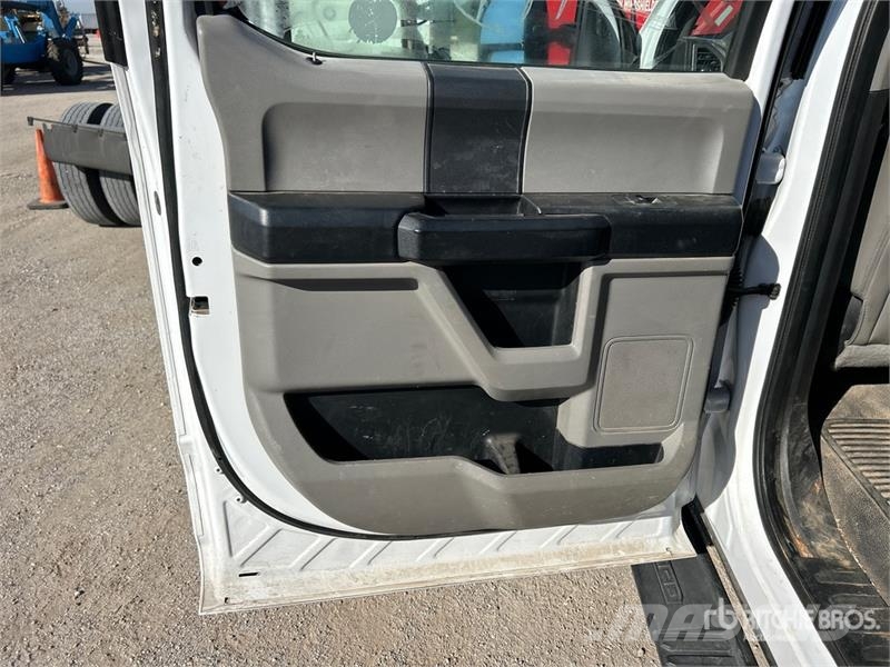 Ford F-550 XL 4x4 Crew Cab Flatbed Truck Platós / Ponyvás teherautók