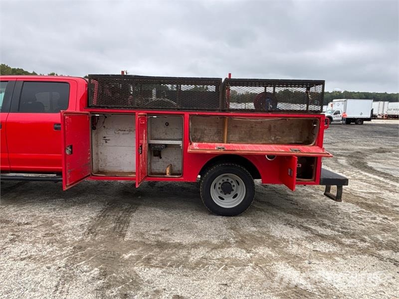 Ford F-550 XL 4x4 Crew Cab Utility Truck Utilitaire benne