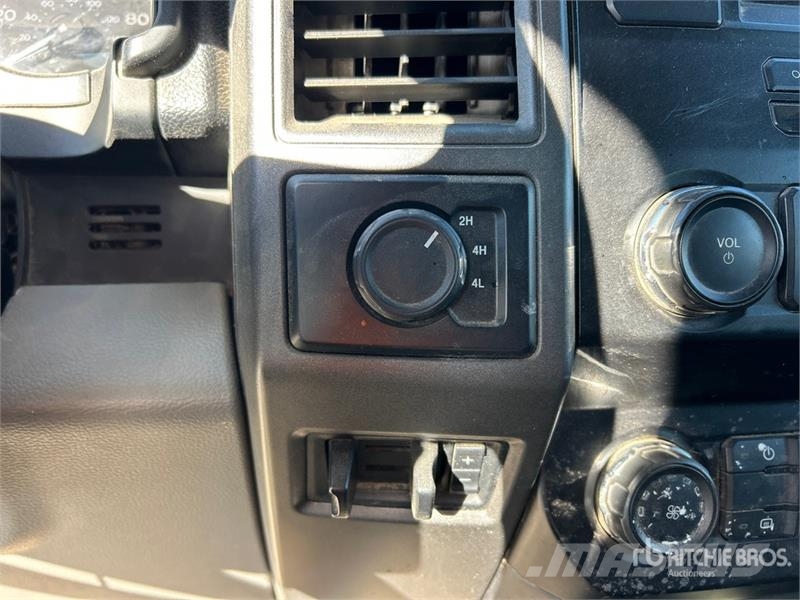 Ford F-550 XL 4x4 Crew Cab Flatbed Truck Platós / Ponyvás teherautók