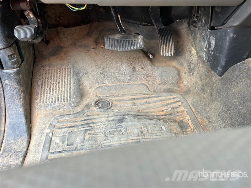 Ford F-550 XL 4x4 Crew Cab Utility Truck Caja abierta/laterales abatibles