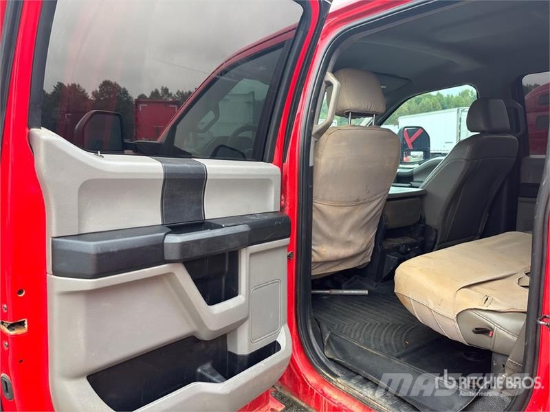 Ford F-550 XL 4x4 Crew Cab Utility Truck Utilitaire benne