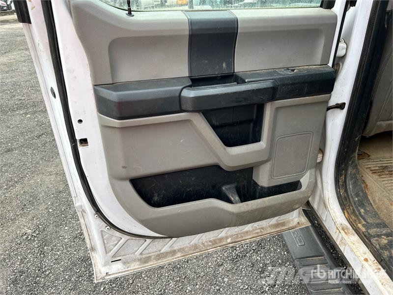 Ford F-550 XL 4x4 Crew Cab Utility Truck Caja abierta/laterales abatibles