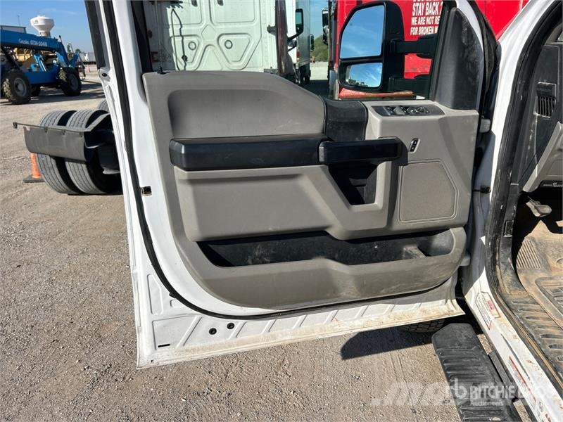Ford F-550 XL 4x4 Crew Cab Flatbed Truck Platós / Ponyvás teherautók
