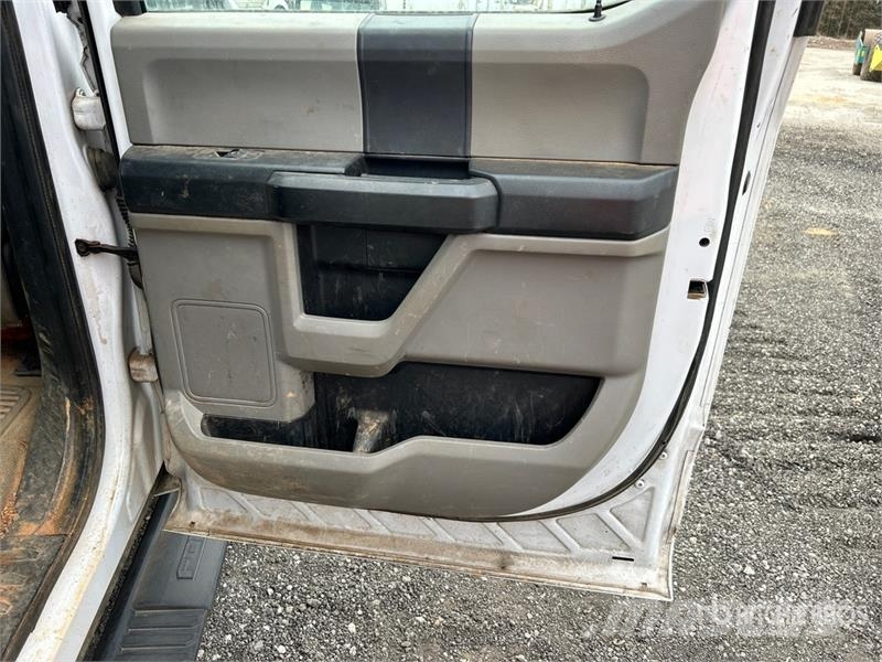 Ford F-550 XL 4x4 Crew Cab Utility Truck Caja abierta/laterales abatibles
