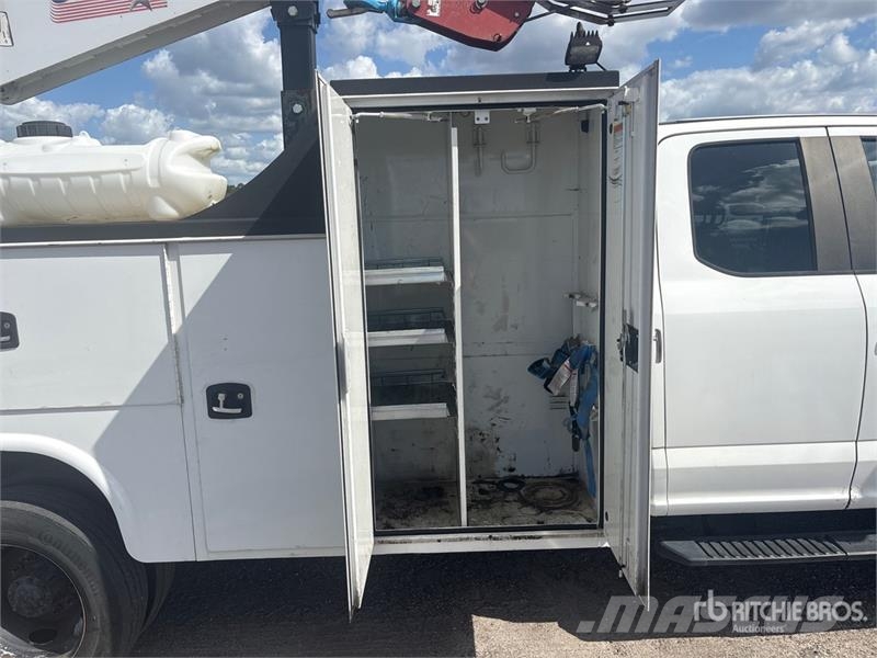 Ford F-550 XL 4x4 Extended Cab Service Truck 多目的/汎用車両