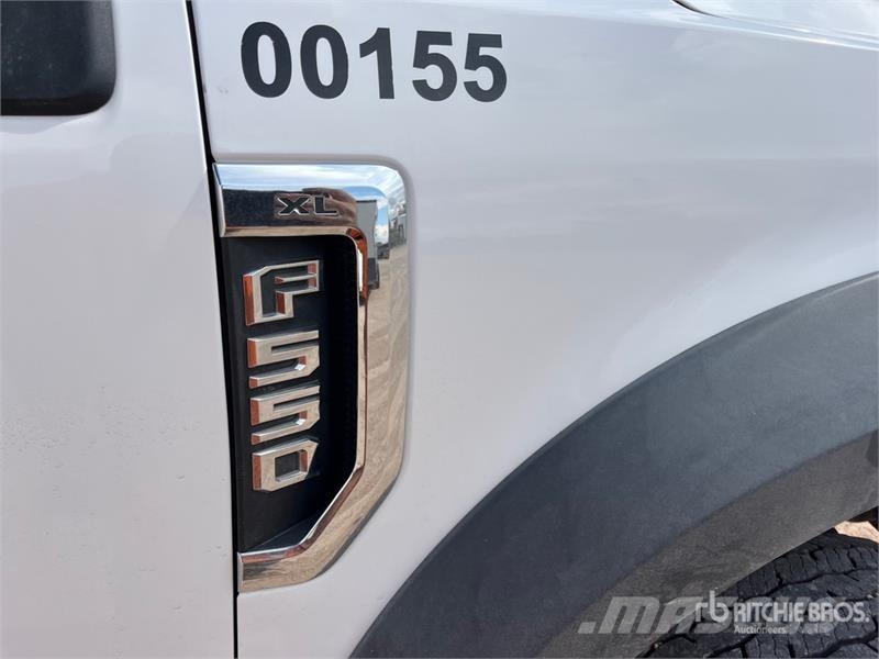 Ford F-550 XL 4x4 Extended Cab Cab and Chassis Cabins and interior